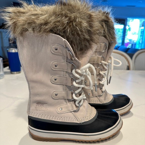 Sorel Woman’s Joan of Arc Boot size 6.5, color is Fawn and Omega Taupe - Picture 5 of 5